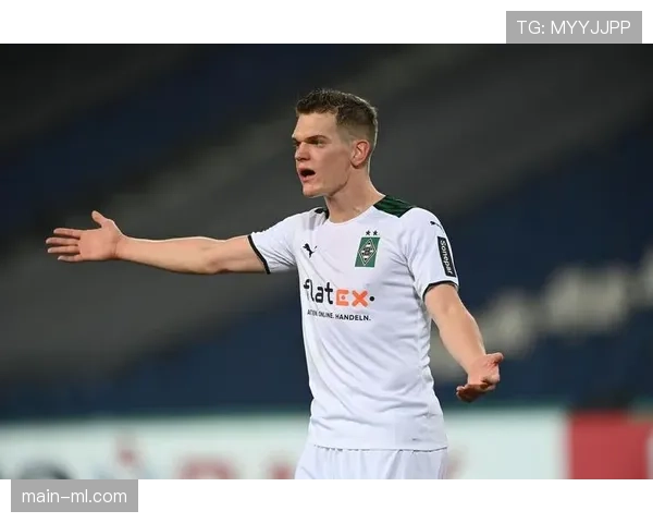 现场：弗赖堡主场球迷用巨型Tifo致敬即将退役的老将金特尔